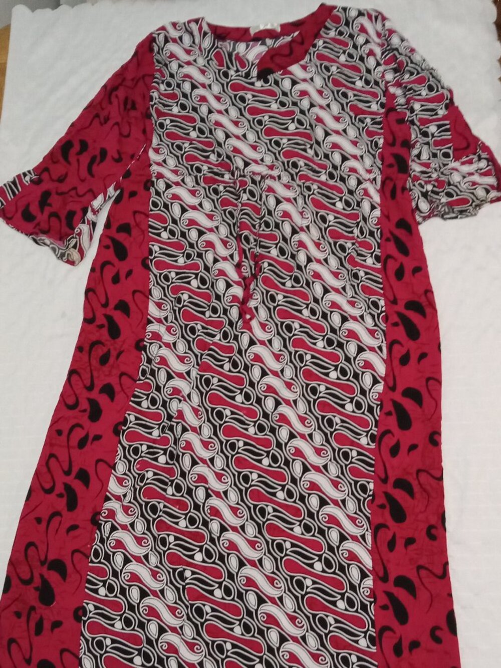 Vintage flowing fushia and black dress with curved-patterned panels The junct